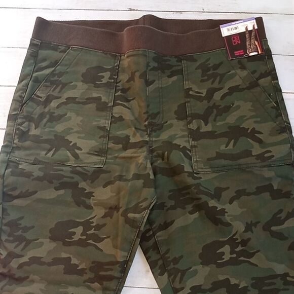 Women’s Juniors Camo Mid Rise Jeggings - Picture 4 of 5